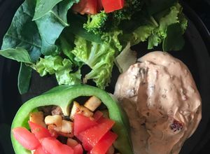 Una foto de Pimientos luxury con ensalada y deep de chipotle
