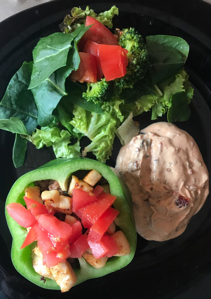 Una foto de Pimientos luxury con ensalada y deep de chipotle