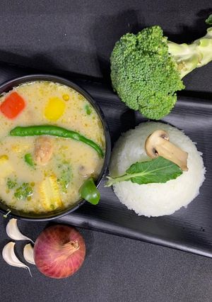 A picture of Vegetable Green Thai Curry.