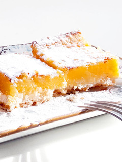 Una foto de ESPECTACULARES Lemon Bars de Norali Carballo (Cuadrados Húmedos de Limón) - SIN GLUTEN y SIN TRABAJO (lo hacemos en la multiprocesadora!)