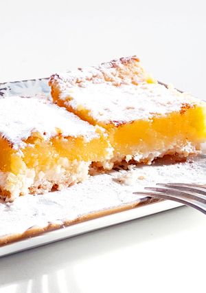 Una foto de ESPECTACULARES Lemon Bars de Norali Carballo (Cuadrados Húmedos de Limón) - SIN GLUTEN y SIN TRABAJO (lo hacemos en la multiprocesadora!)