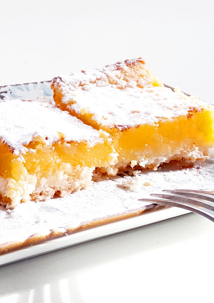 Una foto de ESPECTACULARES Lemon Bars de Norali Carballo (Cuadrados Húmedos de Limón) - SIN GLUTEN y SIN TRABAJO (lo hacemos en la multiprocesadora!)