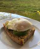 Πρωινό με αυγό ποσέ και αβοκάντο