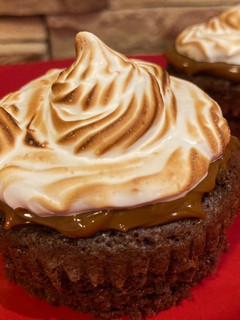 Una foto de Brownie con dulce de leche y merengue suizo