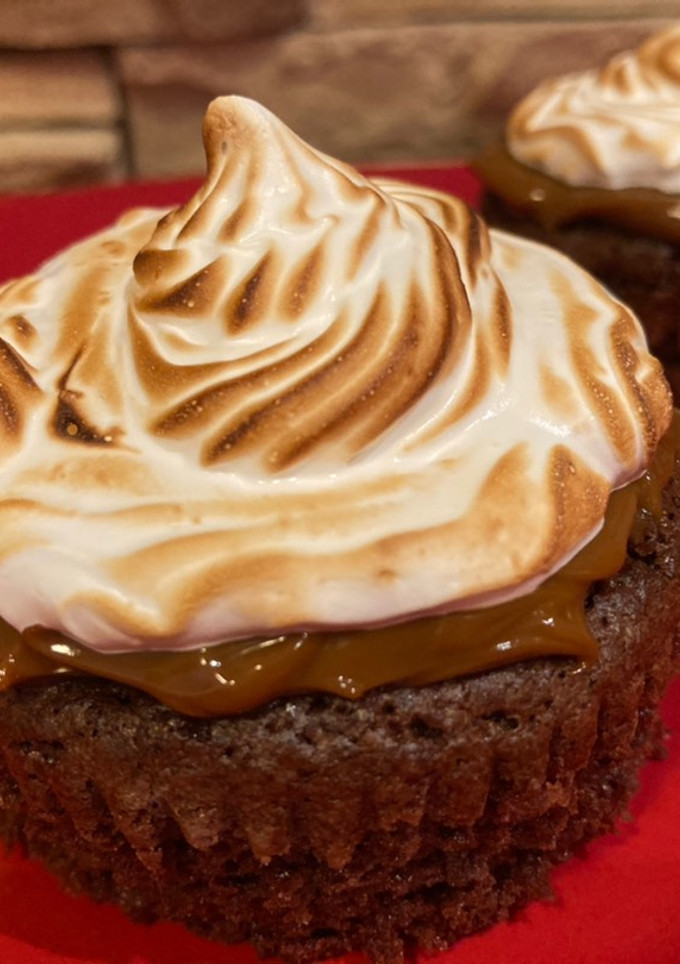Una foto de Brownie con dulce de leche y merengue suizo