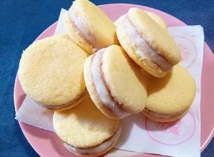 Una foto de Alfajores de limón y coco