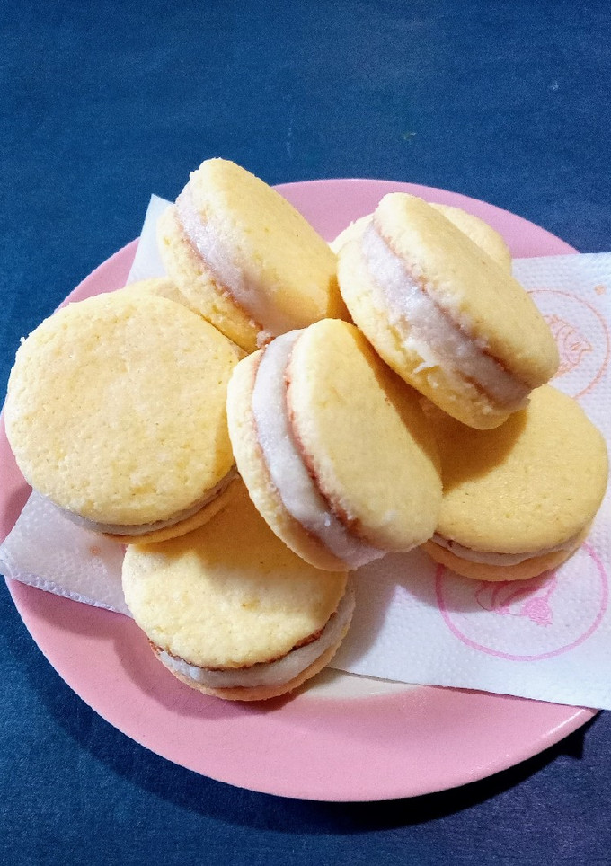 Una foto de Alfajores de limón y coco