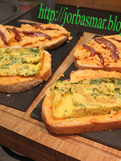 Una foto de Rebanadas con tortilla y pastel de cabracho