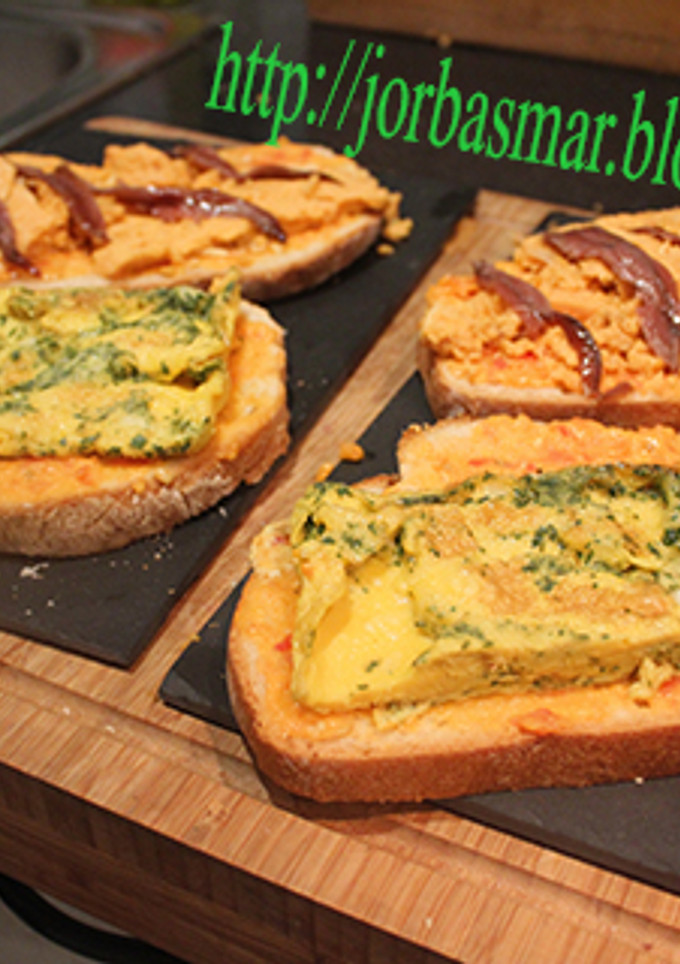 Una foto de Rebanadas con tortilla y pastel de cabracho
