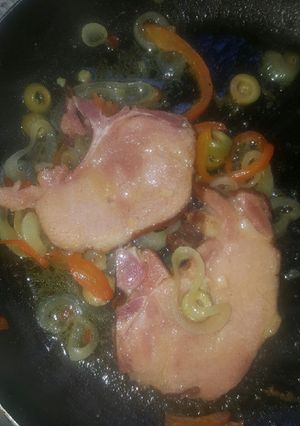 Una foto de Chuleta Ahumanada con Jugo de Naranja
