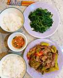 Thịt bò xào dưa chua& rau lang luộc chấm mắm gừng