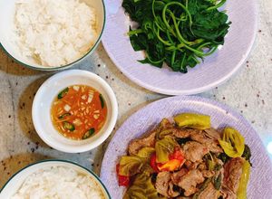 Hình của món Thịt bò xào dưa chua& rau lang luộc chấm mắm gừng.