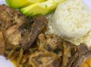 Una foto de pollo en achiote de ecuador