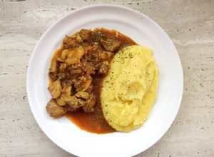 O poză a rețetei Tochitură de porc cu ciuperci.
