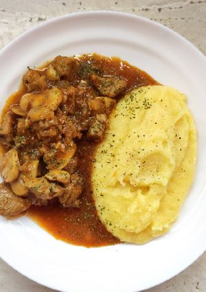 O poză a rețetei Tochitură de porc cu ciuperci.