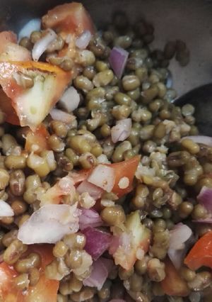 मूंग दाल सलाद (moong dal salad recipe in Hindi) रेसिपी मुख्य फोटो