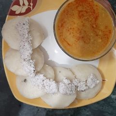 A picture of Idli Sambhar.