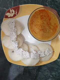 A picture of Idli Sambhar.