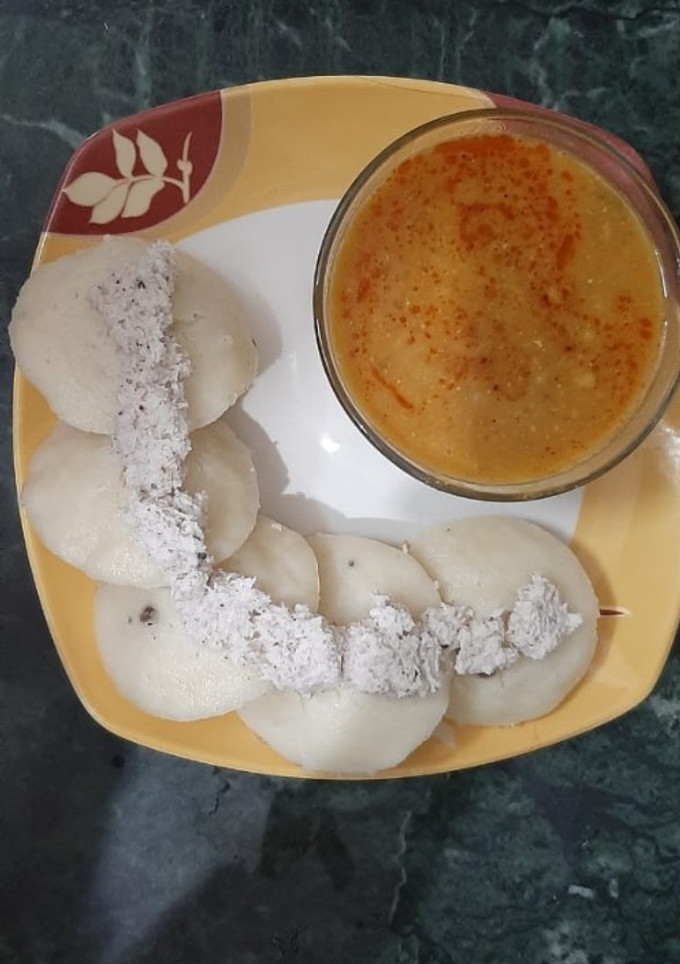 A picture of Idli Sambhar.