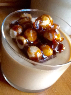 Una foto de Panna cotta de café y crocante de avellanas