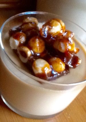 Una foto de Panna cotta de café y crocante de avellanas