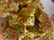 Una foto di frittelle di zucchine