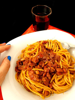 Una foto de Espaguetis con lacón, pimentón y vino tinto {a tope de sabor}🍝