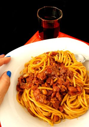 Una foto de Espaguetis con lacón, pimentón y vino tinto {a tope de sabor}🍝