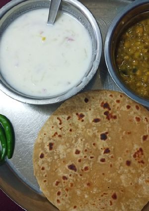 लौकी रायता और दाल रोटी (Lauki Raita aur dal roti recipe in Hindi) रेसिपी मुख्य फोटो