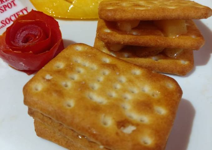 Mango salsa cracker