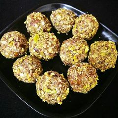 A picture of Dry fruit ladoo.
