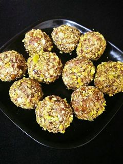 A picture of Dry fruit ladoo.