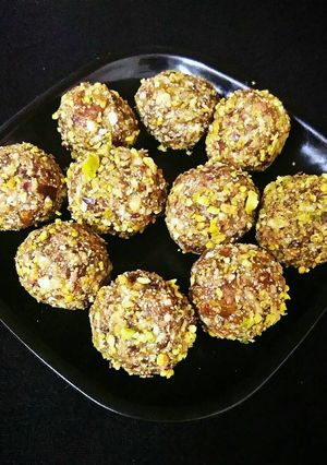 A picture of Dry fruit ladoo.