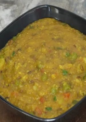 वेजिटेबल दलिया (vegetable daliya recipe in Hindi) रेसिपी मुख्य फोटो