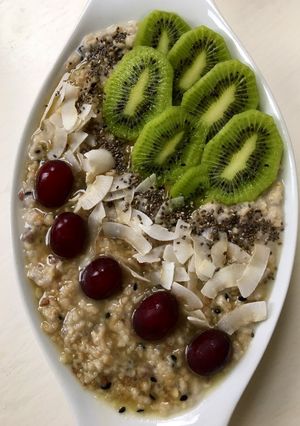 Una foto de Porridge de avena con chía, linaza y frutas