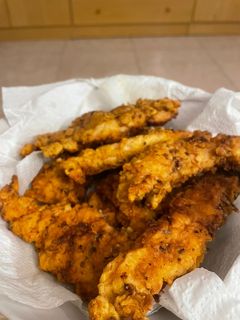 Una foto de Tiras de pollo empanadas con salsa de quesos 🍗🫕