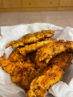 Una foto de Tiras de pollo empanadas con salsa de quesos 🍗🫕