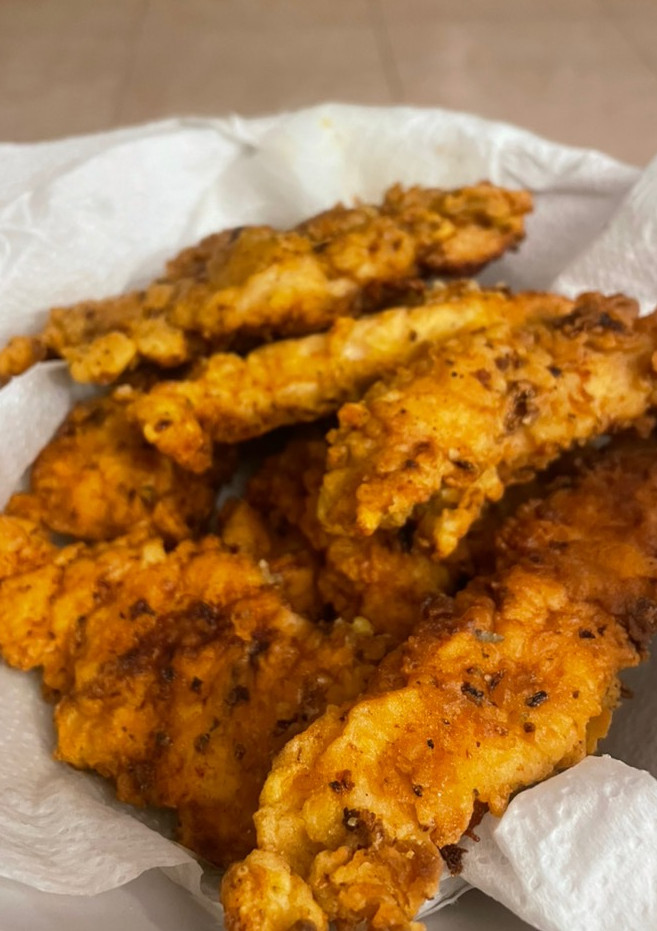 Una foto de Tiras de pollo empanadas con salsa de quesos 🍗🫕