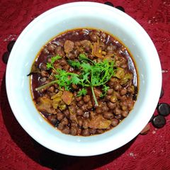 A picture of Bihari Style Kala Chana Curry..