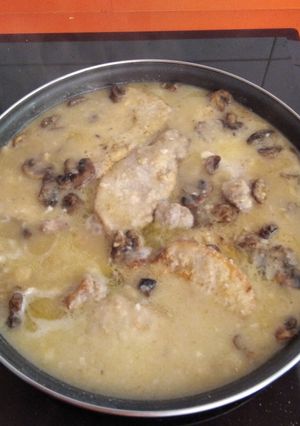 Una foto de Lomo en salsa de almendras y champiñones 🍄