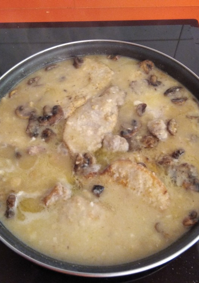 Una foto de Lomo en salsa de almendras y champiñones 🍄
