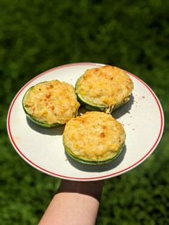 Una foto de Zapallitos rellenos vegetarianos 🍈🌽