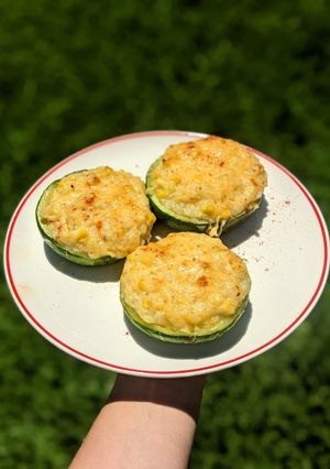 Una foto de Zapallitos rellenos vegetarianos 🍈🌽