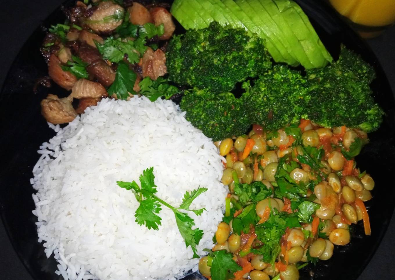 Pigeon peas stew and steamed broccoli
