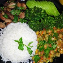 A picture of Pigeon peas stew and steamed broccoli.