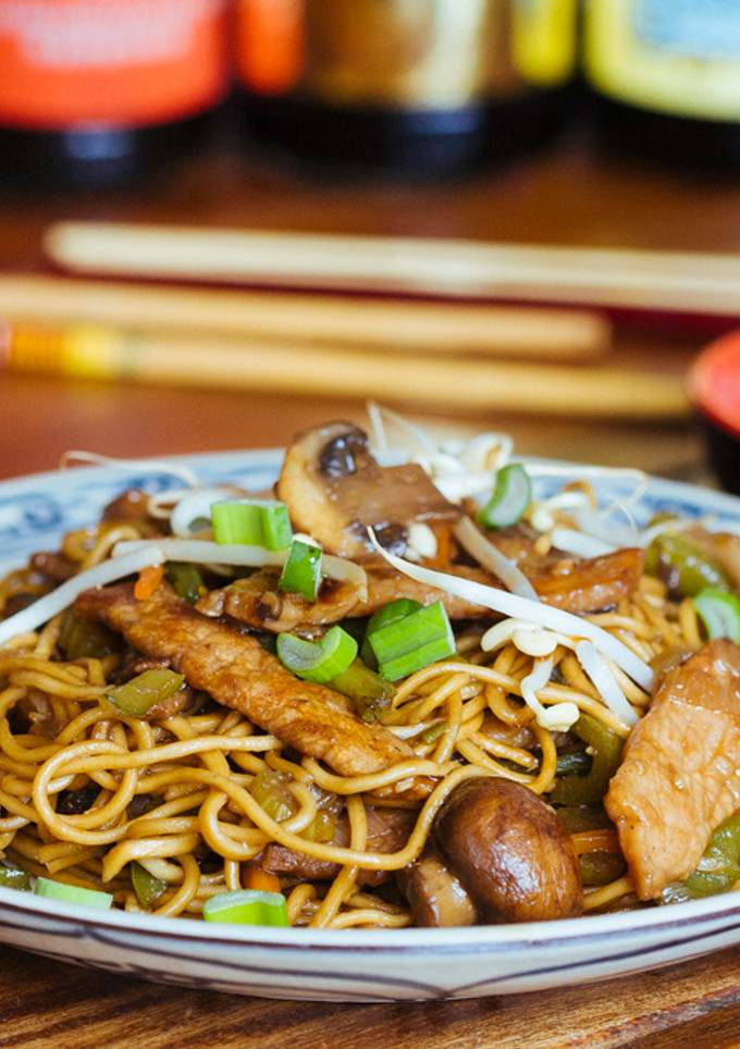 Una foto de Fideos Lo Mein con cerdo