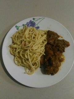 Una foto de Pecho de res en salsa BBQ y spaghetti en salsa alfredo