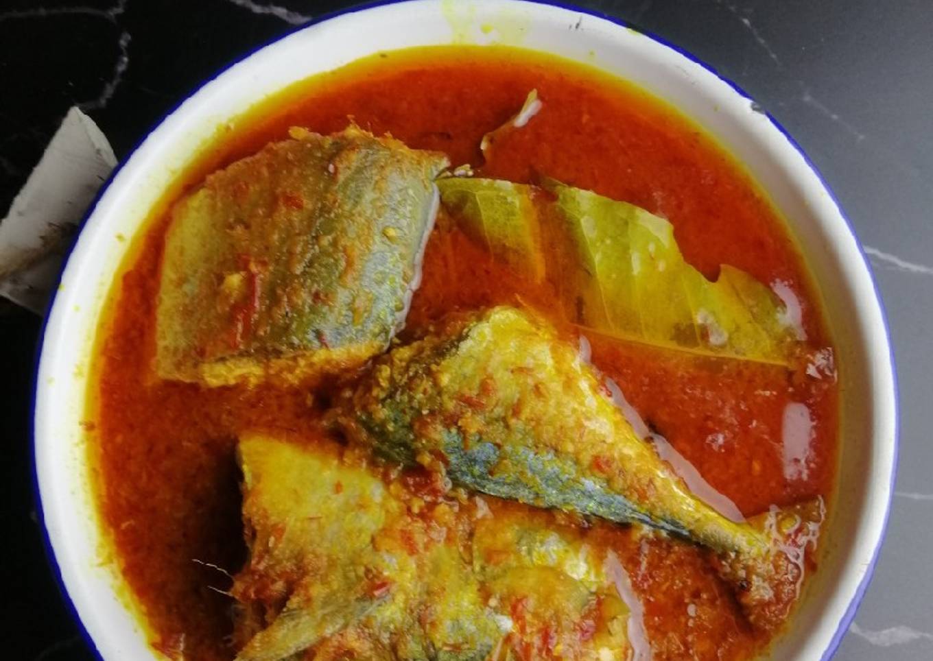 Asam pedas ikan kembong bersama daun salam
