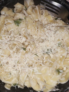 Una foto de Tallarines con crema 🍜