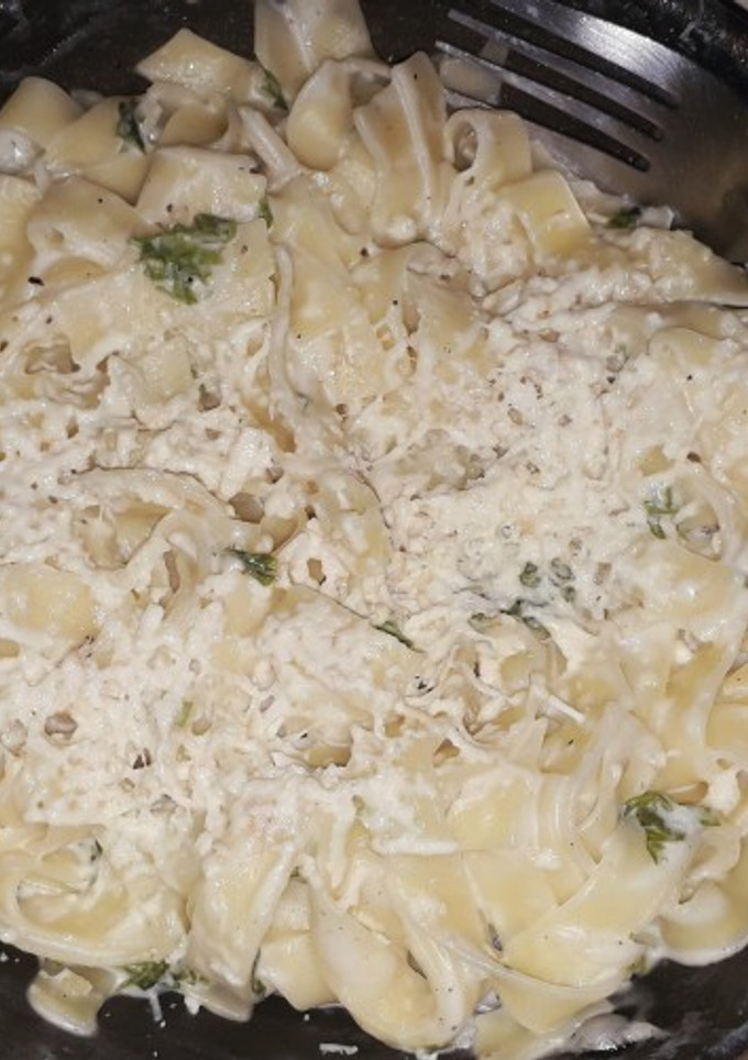 Una foto de Tallarines con crema 🍜
